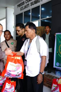 Jurnalis Terdampak Banjir dan Masyarakat Medan Utara Sekitarnya Terima Bantuan Kajati Sumut