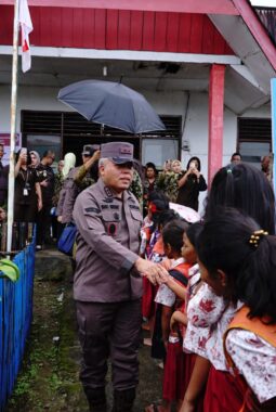 Demi Bantu Korban Banjir di Desa Pansurbatu Adiankoting Taput, Kajati Sumut dan Rombongan Tempuh Jalanan Terjal