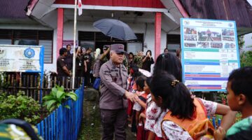 Demi Bantu Korban Banjir di Desa Pansurbatu Adiankoting Taput, Kajati Sumut dan Rombongan Tempuh Jalanan Terjal