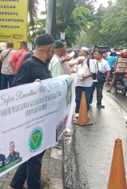 Jurnalis Berbagi, Forwaka Sumut dan Pengurus Kabupaten/ Kota Berbagi Takjil Serentak ke Pengguna Jalan