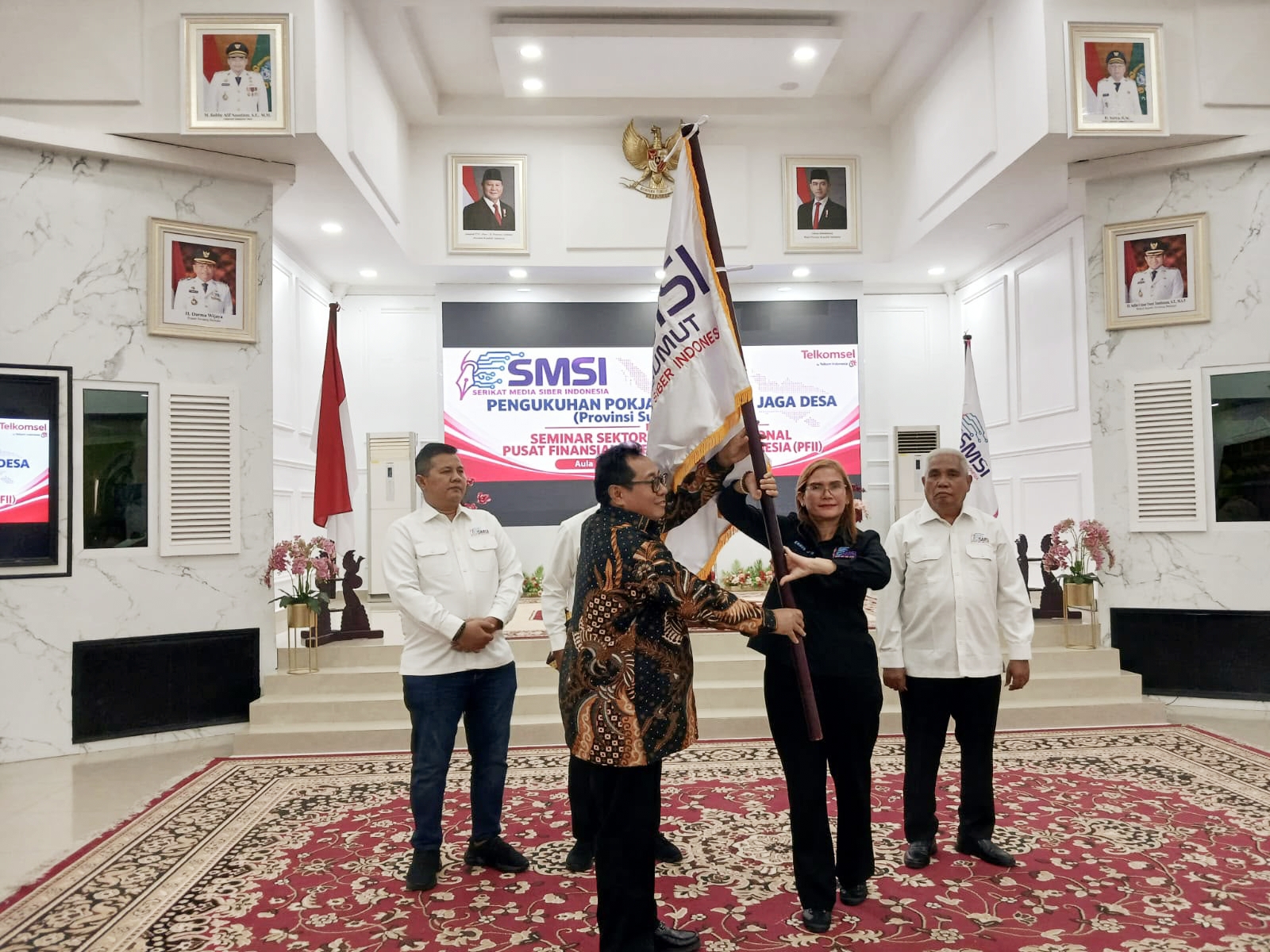 Erris Napitupulu menerima bendera 
